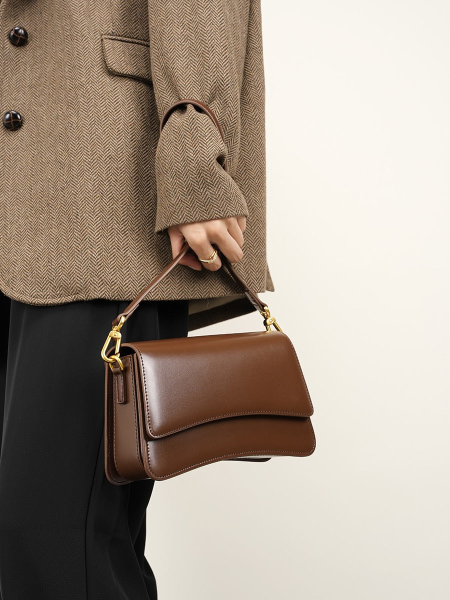 VALÉRIA Sculpted Leather Flap Bag