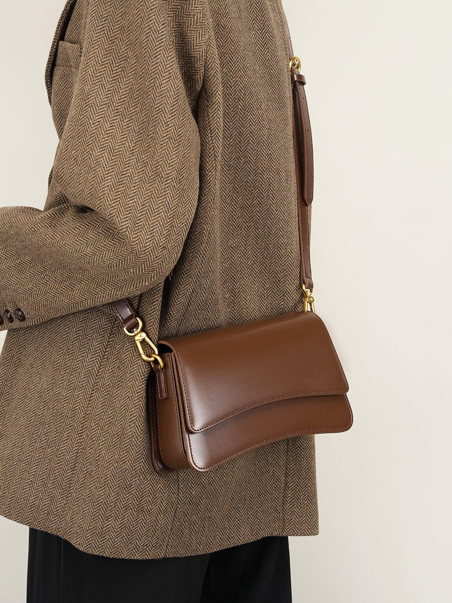 VALÉRIA Sculpted Leather Flap Bag
