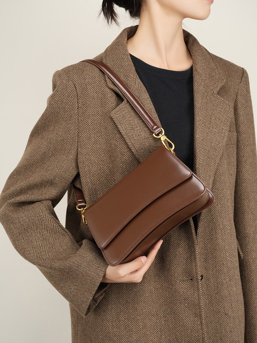 VALÉRIA Sculpted Leather Flap Bag